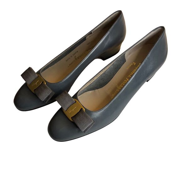 Salvatore Ferragamo Lilla Classic Pump 6.5 New In Box
FITS LIKE A 5!!! - Picture 5 of 9